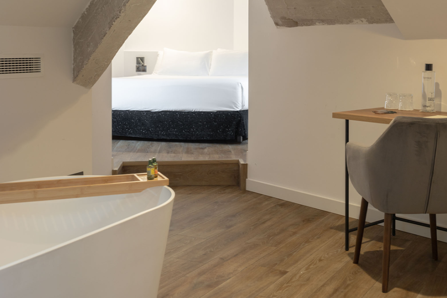 Tower Suite Bathtub Desk